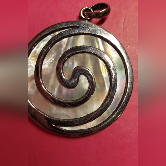 Set of 3 silver pendants. One has crushed opal one mother of pearl - Picture 2 of 7